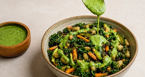 Fragante de Bowl con salsa en cuchara