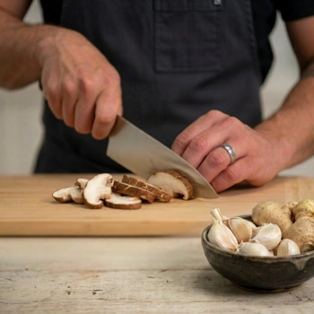 Chef cortando shiitake en Caxi